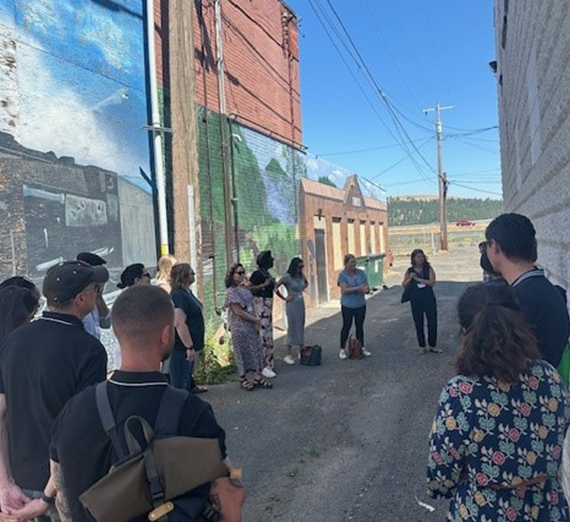 Знак кампуса с логотипом Гонзаги и текстом «Откройте свою цель»